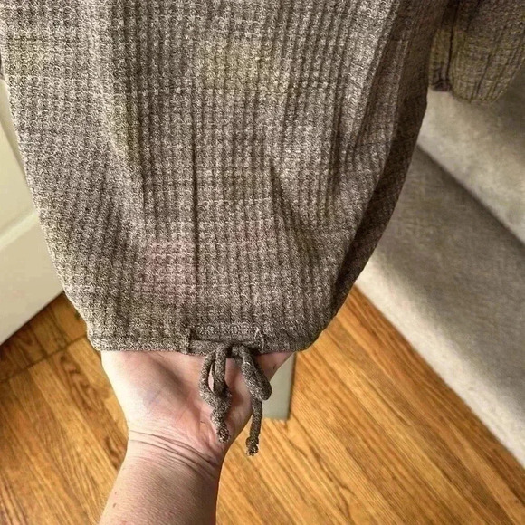 Size M Laila Jayde Drawstring 3/4 length sleeve top - Picture 2 of 5